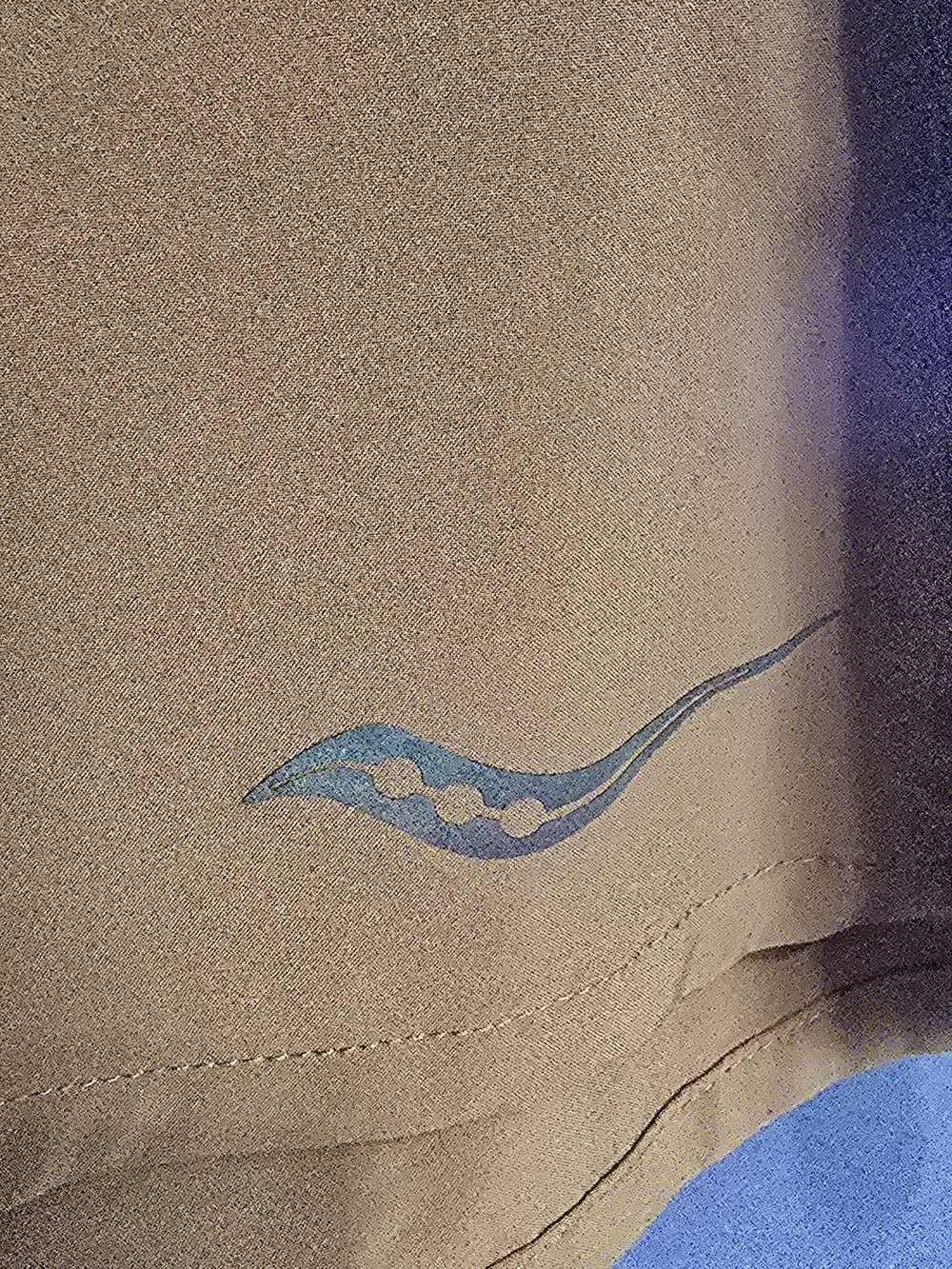 Saucony Outpace 5" running shorts In "Bronze" - Picture 4 of 11